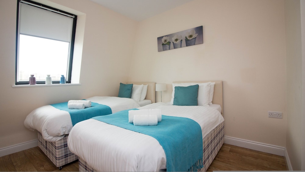 Stayzo Castle Point 18 Apartments - Premier Lodge