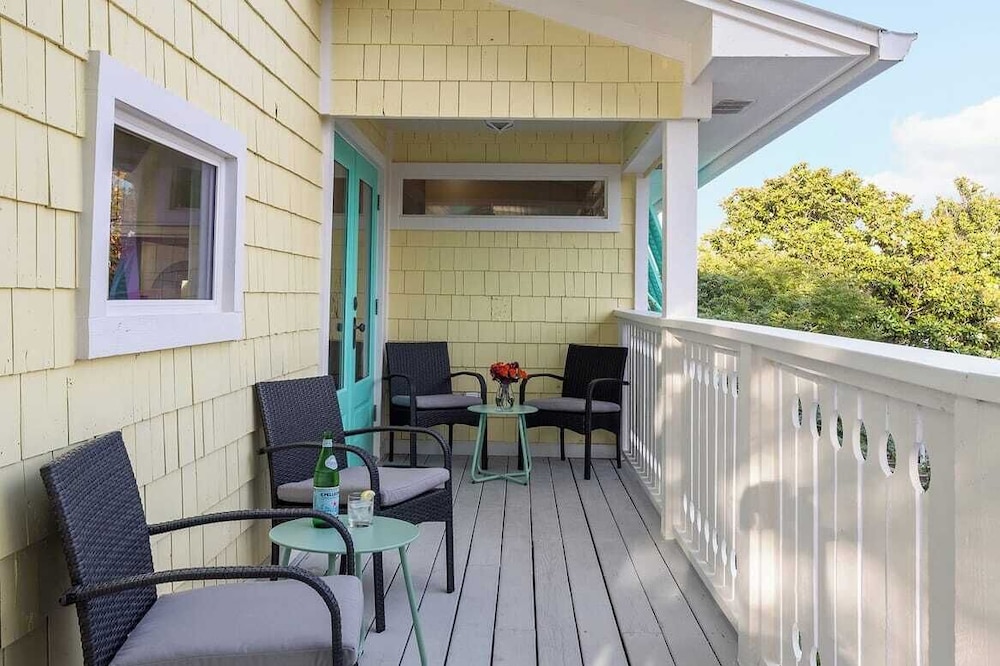 Luxe Villa Near Beach, Pool + Hottub, Chef's Kitchen Woodward Way by Avantstay