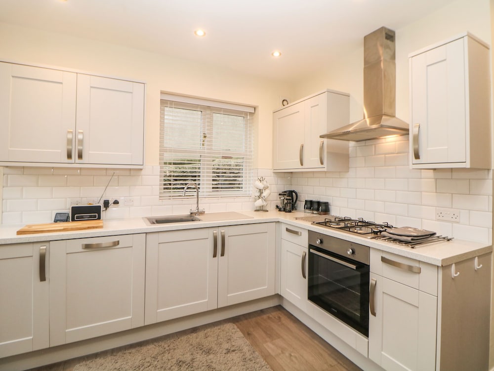 1 Knowleston House