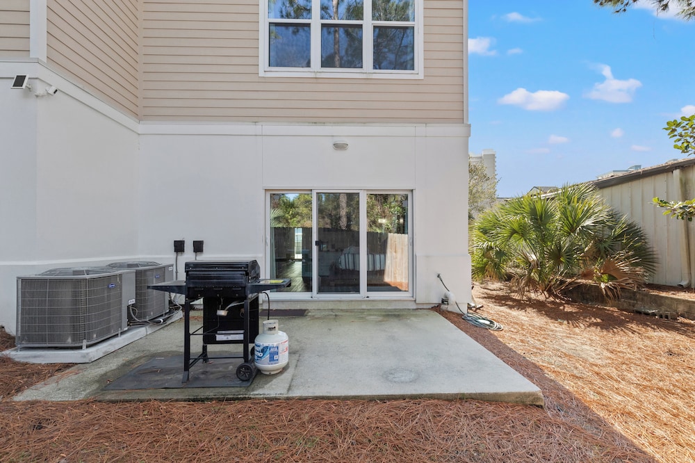 Sailors Cove: 5-bedroom, 4.5 Baths, Sleeps 12! Steps Away From the Beach!