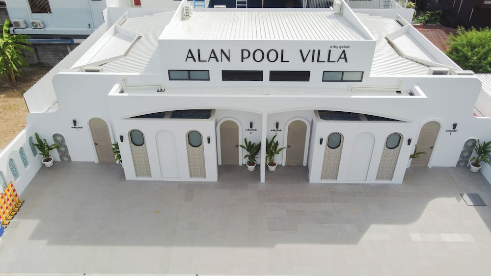 Alan Pool Villa Bangsaen