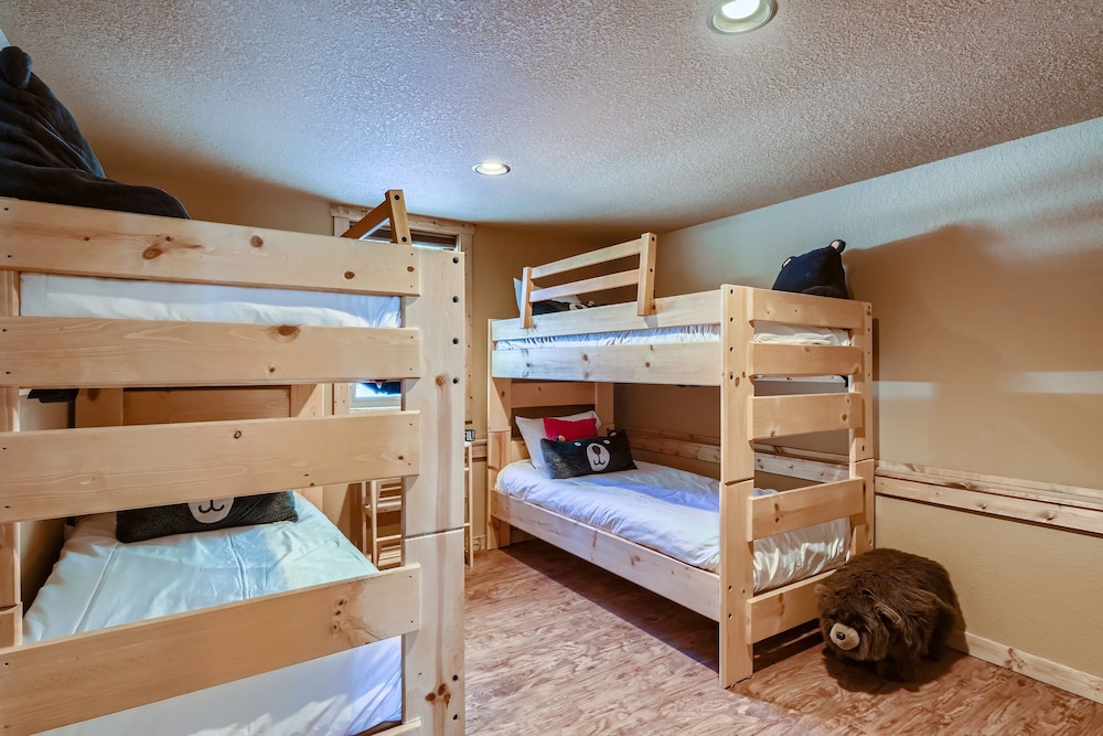 New Listing!! 4wd Cabin In The Sky 3 Bedroom Home by RedAwning view 2