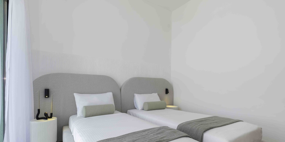 LUX The Dubai Hills Executive Suite