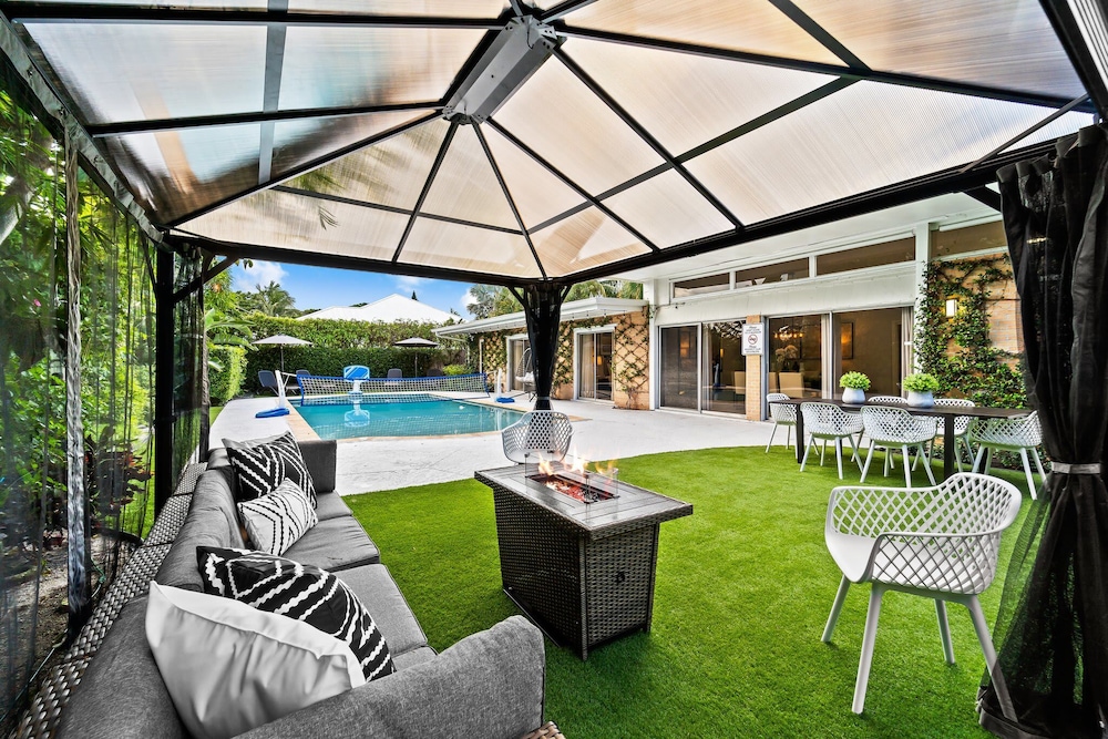 4BR Intracoastal Retreat With Pool, Games & More!