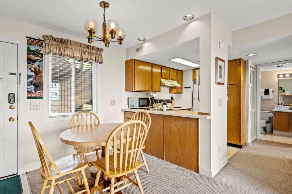 Sleeps 4 Private Balcony w Views Heated Pool