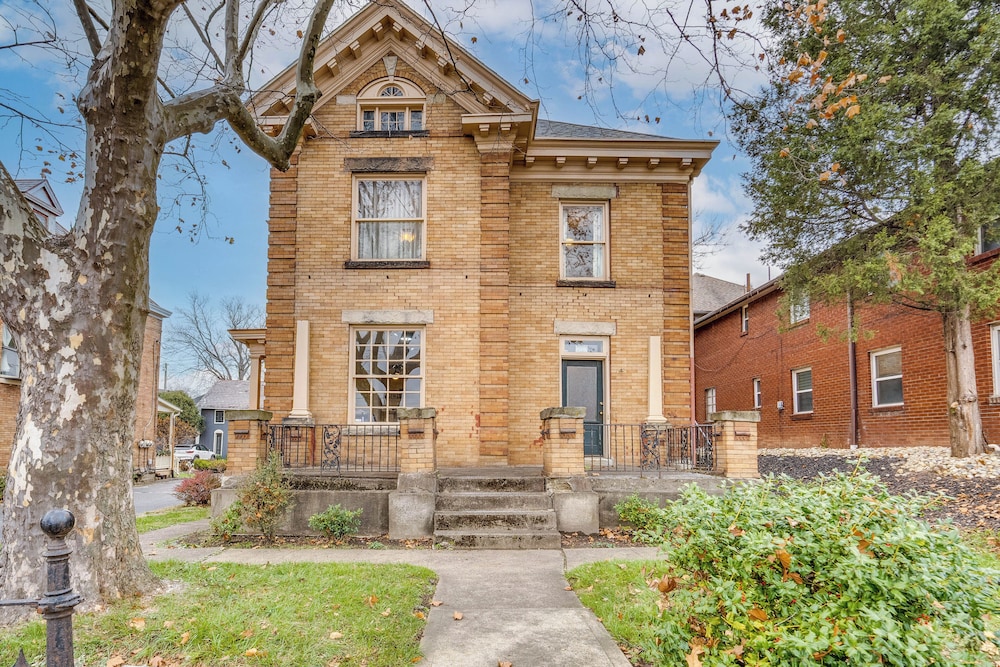 Walk to Garden & Restaurants: Zanesville Apartment