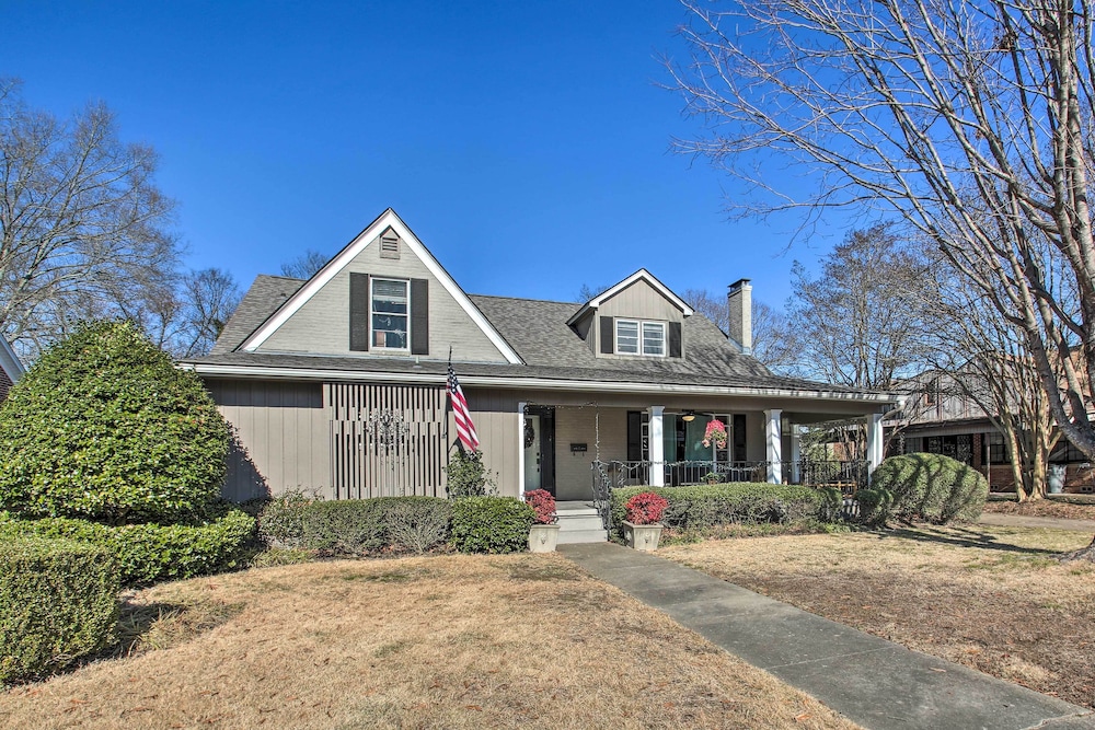 Hot Springs Home: Walk to Oaklawn! view 3