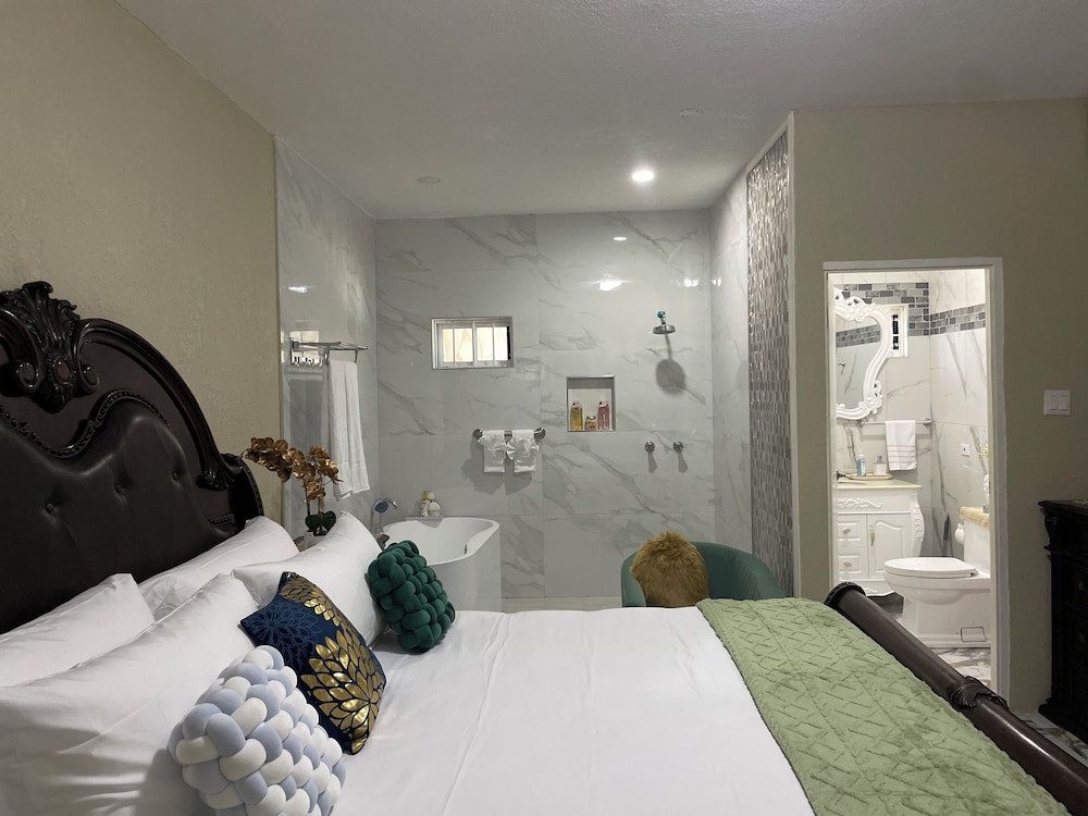 360 Rokview Suites