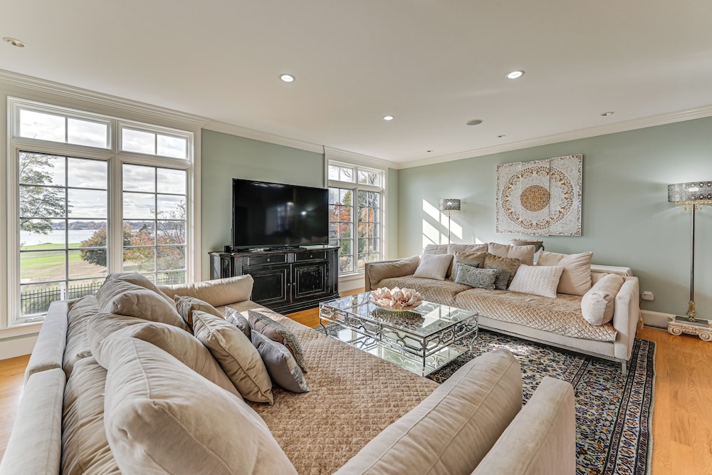 Groton Home < 1 Mi to Beach on Long Island Sound!