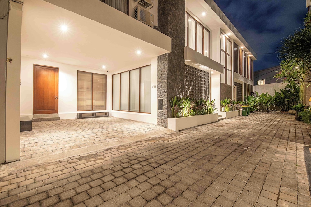Luxury 5-bedroom Canggu Beach Villa With Scenic Ri