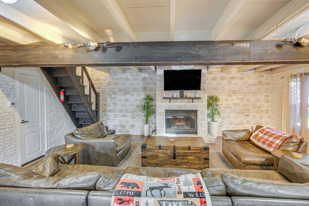 Game Room, Trails! 30-acre Lakefront Streetman Gem