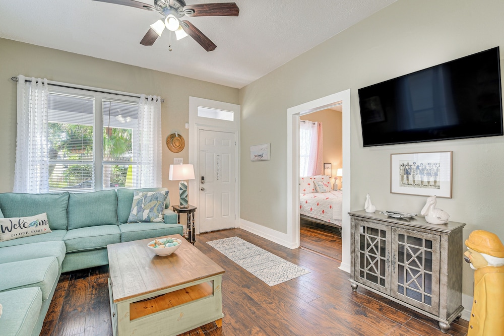 Half Mi to Galveston Seawall: Home w/ Yard & Grill
