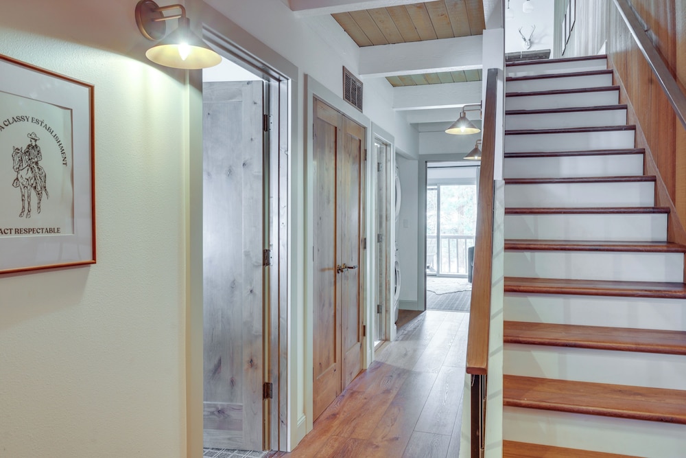 8 Mi to Northstar Slopes: Tahoe Gem w/ Fireplace