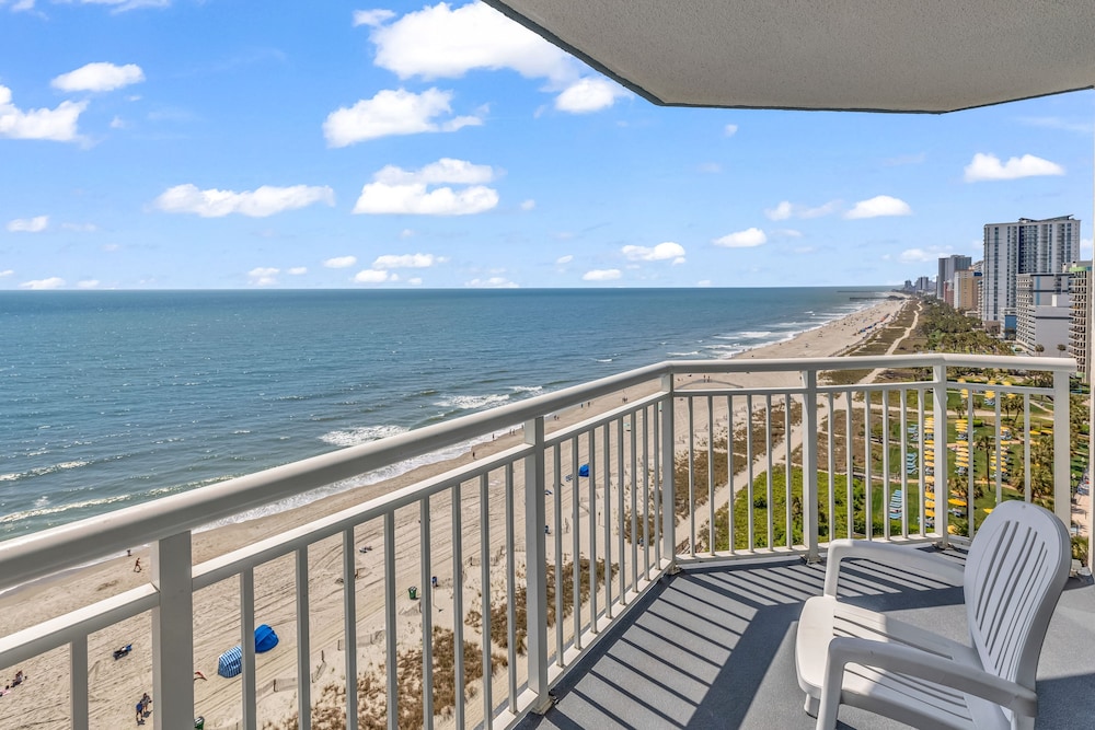 Stunning Condo Overlooking Ocean