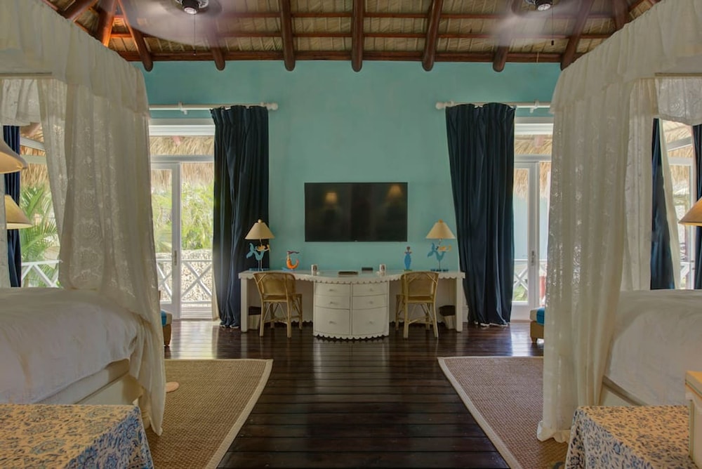 6 BR Beachfront Lush Oasis