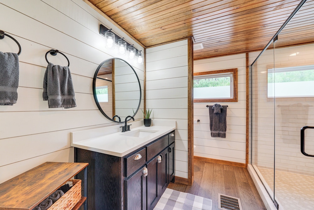 Tree-lined Broken Bow Studio Cabin w/ Hot Tub!