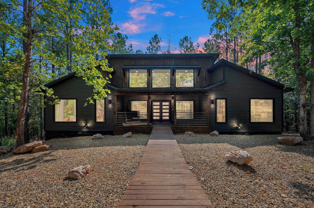 Luxe Broken Bow Vacation Rental: Hot Tub & Pets OK