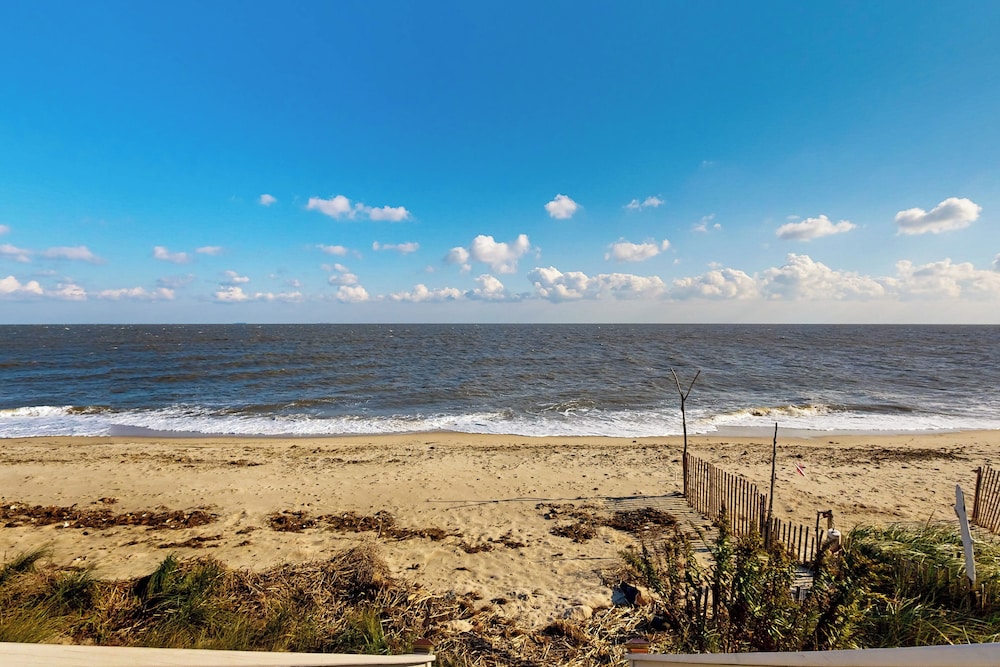 5BR Beachfront Home w/ Large Deck, Grill, W & D