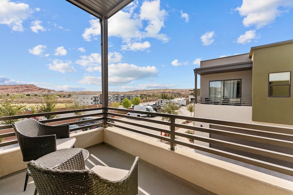 Villa #26 At Bloomington Country Club - Sunset Retreat 4 Bedroom Townhouse