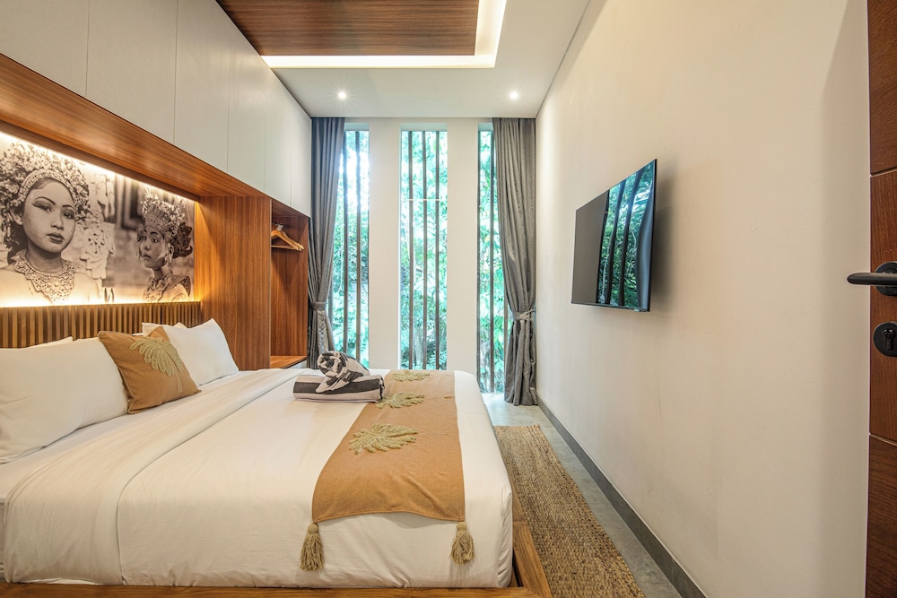 Enchanting 5BR Canggu Villa Moments to Sea