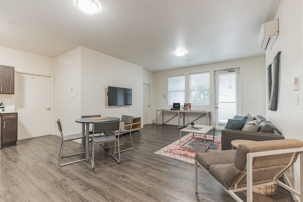 Modern Apartment With Upgraded Amenities Near CSU, photo 14