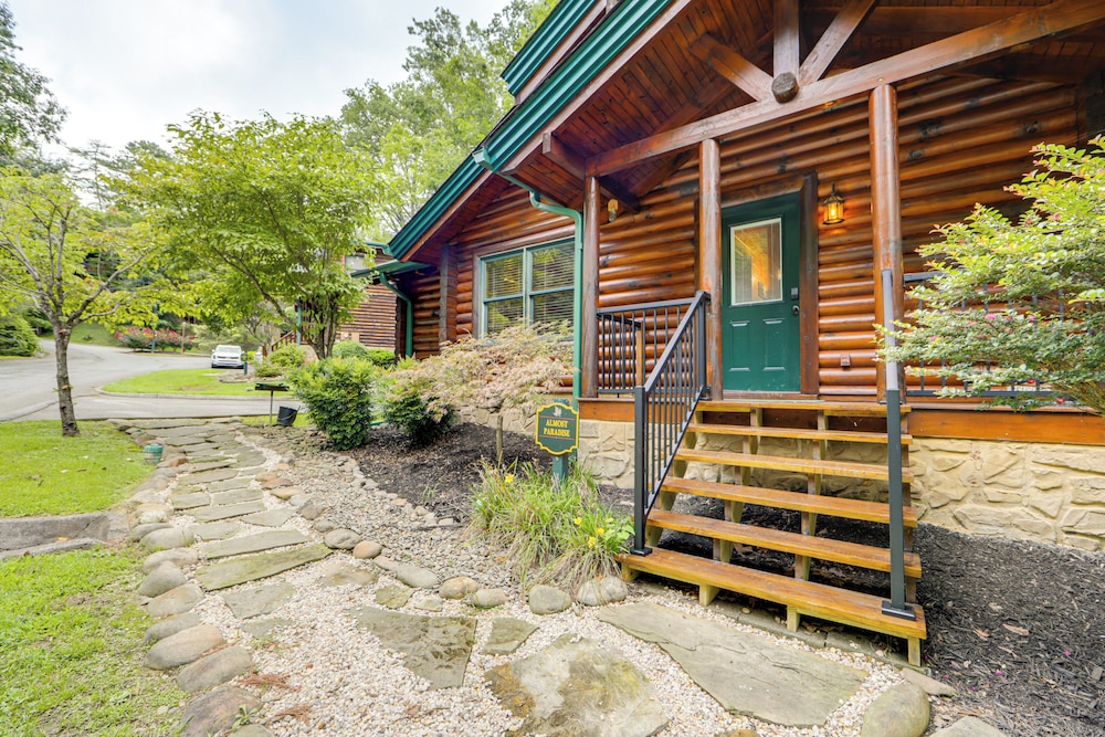 1 Mi to Dtwn Gatlinburg: Hot Tub Haven in Smokies!
