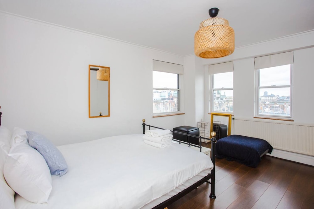 Fantastic Central Apartment With Balcony in Fitzrovia