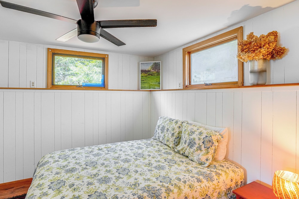 Watercrafts & Dock: Stunning Lakehouse in Becket!