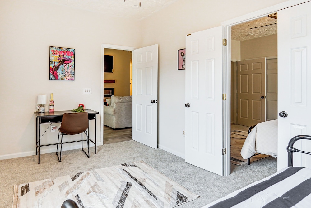 9 Mi to Dtwn Fayetteville: Condo w/ Pool Access!