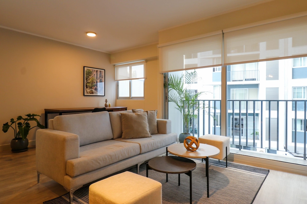w Breathtaking 2BR With Balcony in Miraflores