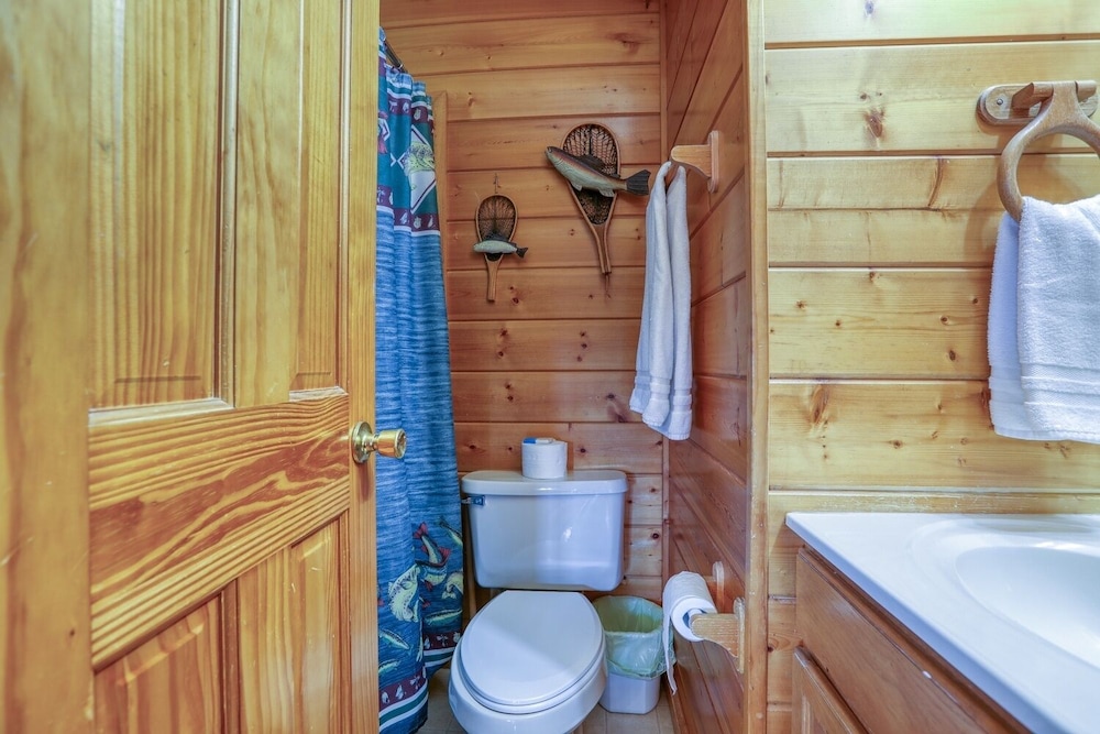 An Amazing View - 4 Bedrooms, 3.5 Baths, Sleeps 10 Cabin by RedAwning
