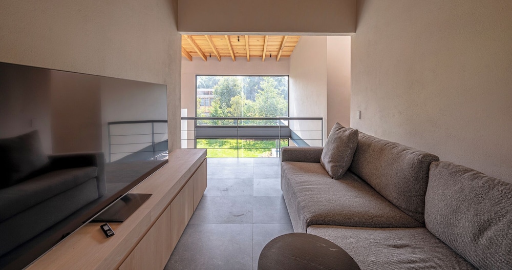 Casa Cundi-Contemporary Living in Nature