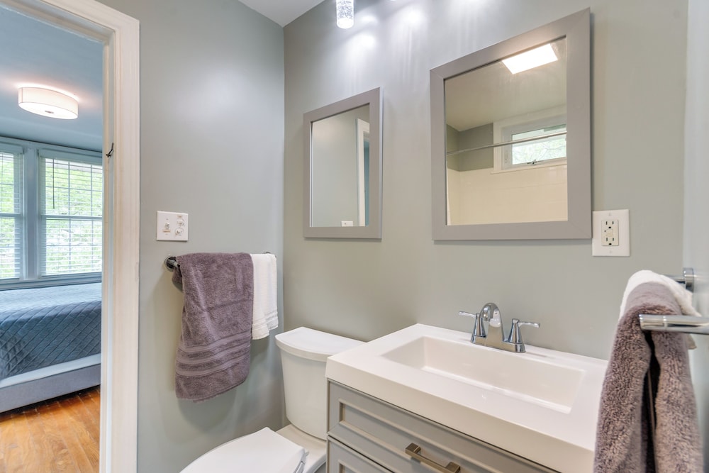 2 Mi to Dtwn Pensacola: Charming Apartment