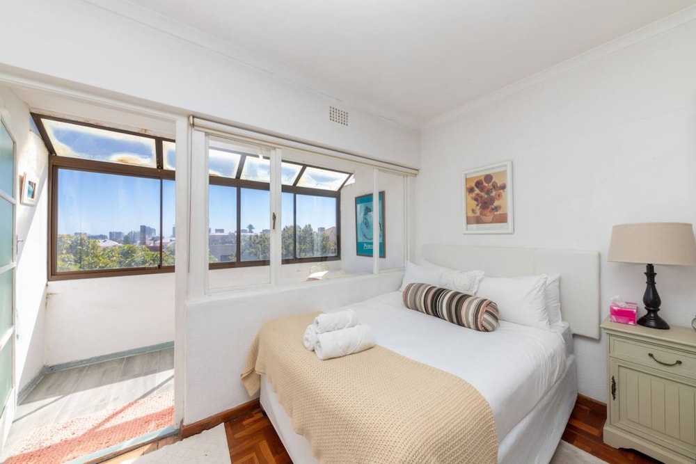 Bright and Homey 1 Bedroom in Gardens view 3