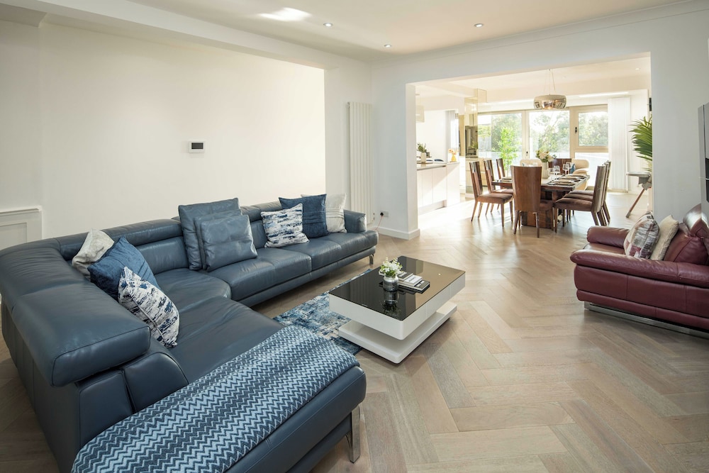 Luxurious 6-bed House With Pool and Free Parking