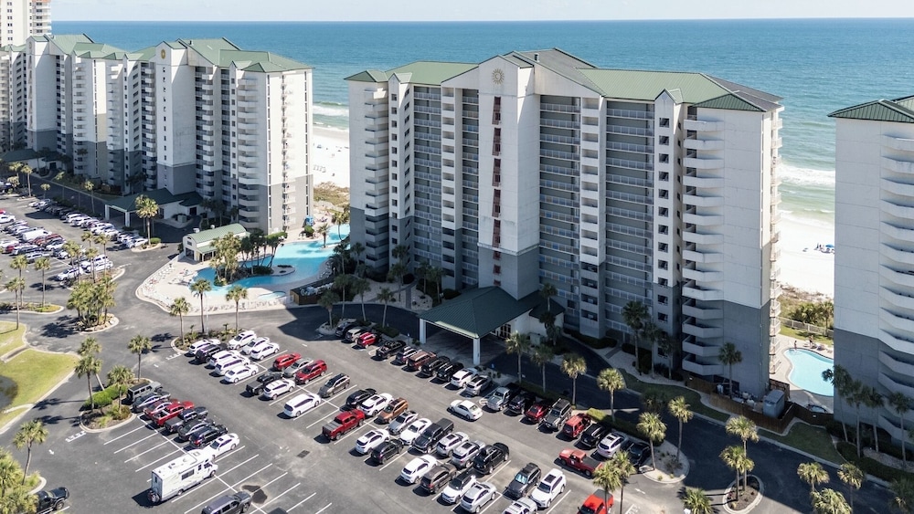 3BR Gulf-front Luxury w/ Pool Bar & Spa Baths