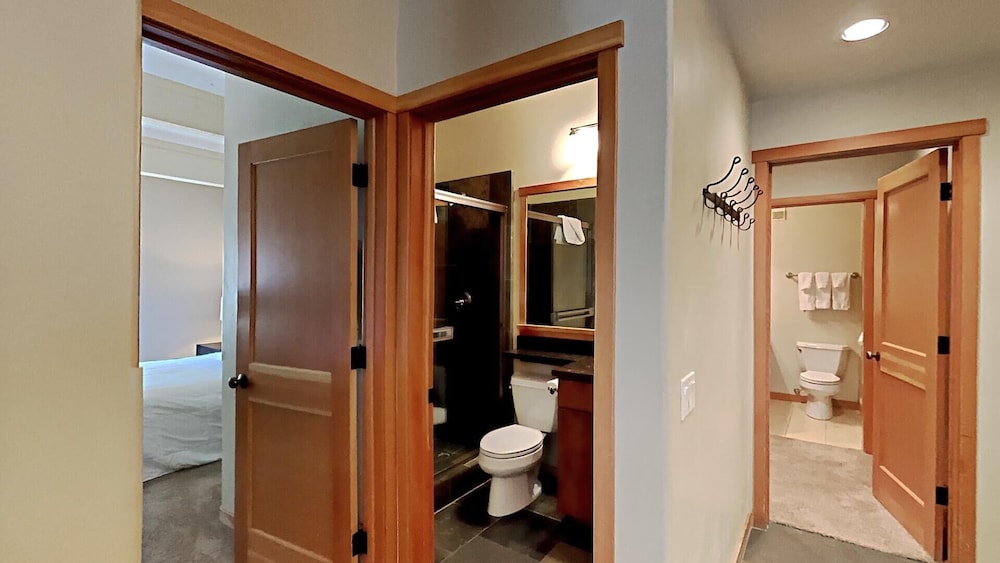 Beautiful Mountainside 4 BR Plus Loft/4 Bath Home in Mammoth! by RedAwning view 4