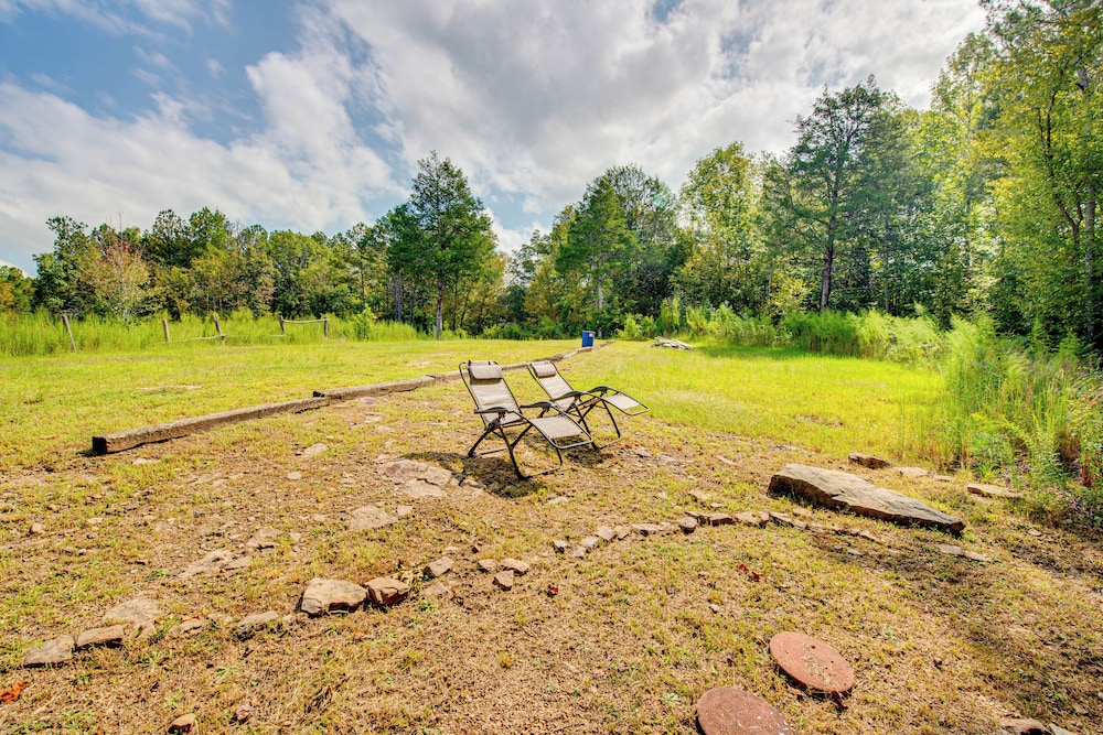 Creek Access, Fire Pit & Grill: Summerville Studio