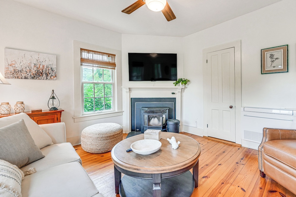 Historic Farmhouse Near Mountains & Colleges!