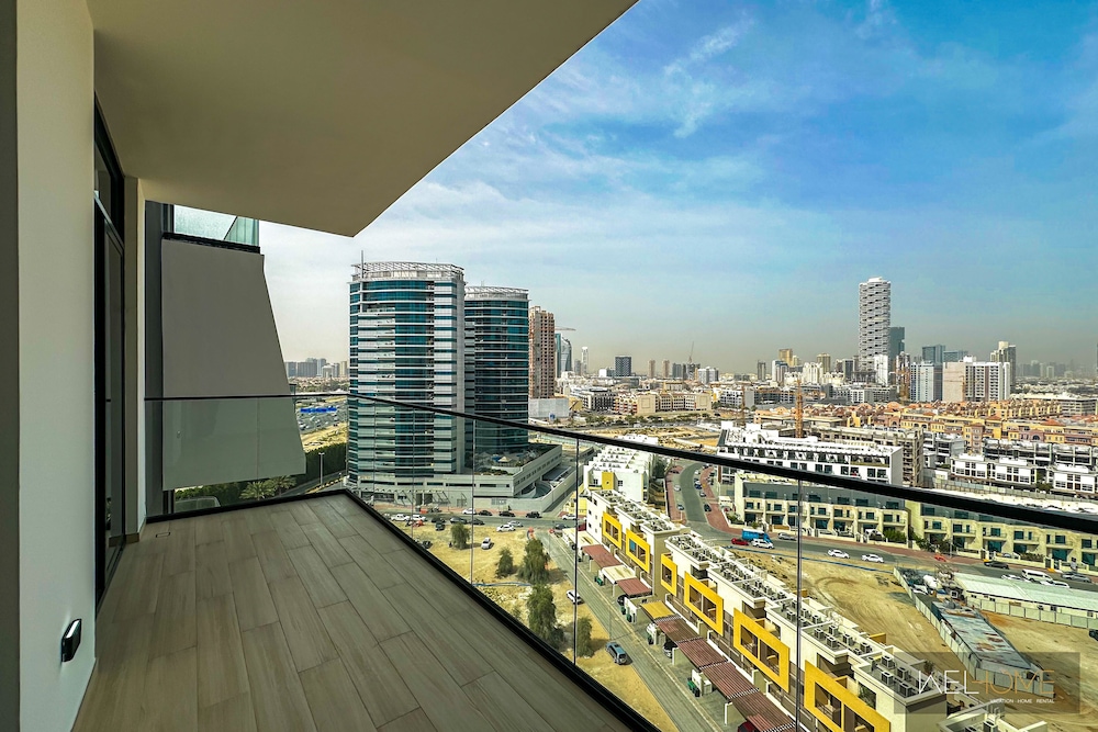 WelHome - Dubai Delight: Luxe Living 1BR at Binghatti Luna
