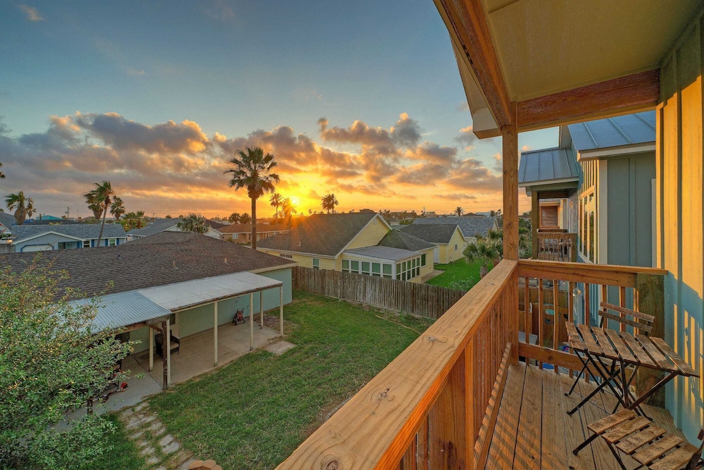 Sleeps 22 2 Homes w/ Private Pool + Patio Walkable Location, Golf Cart Zone