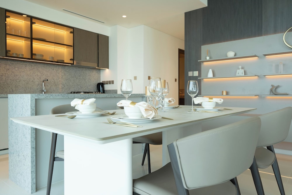 KeyRock - Grand Bleu Apt with Palm View