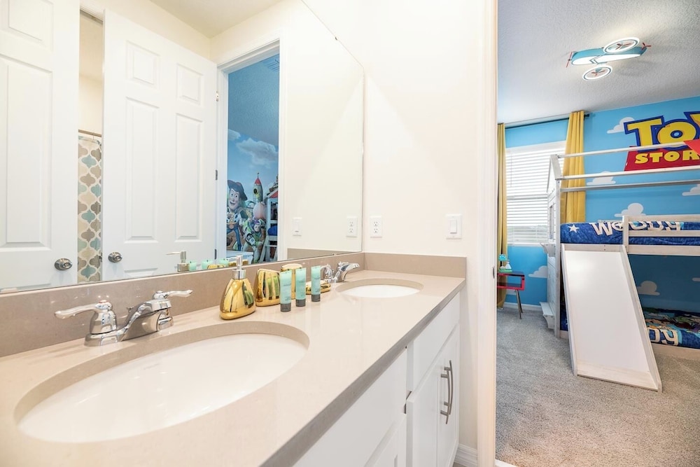 Spacious 9-bedroom Orlando vacation home