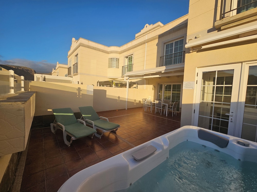 Comfortable Modern House With Jacuzzi, and Access to Swimming Pool