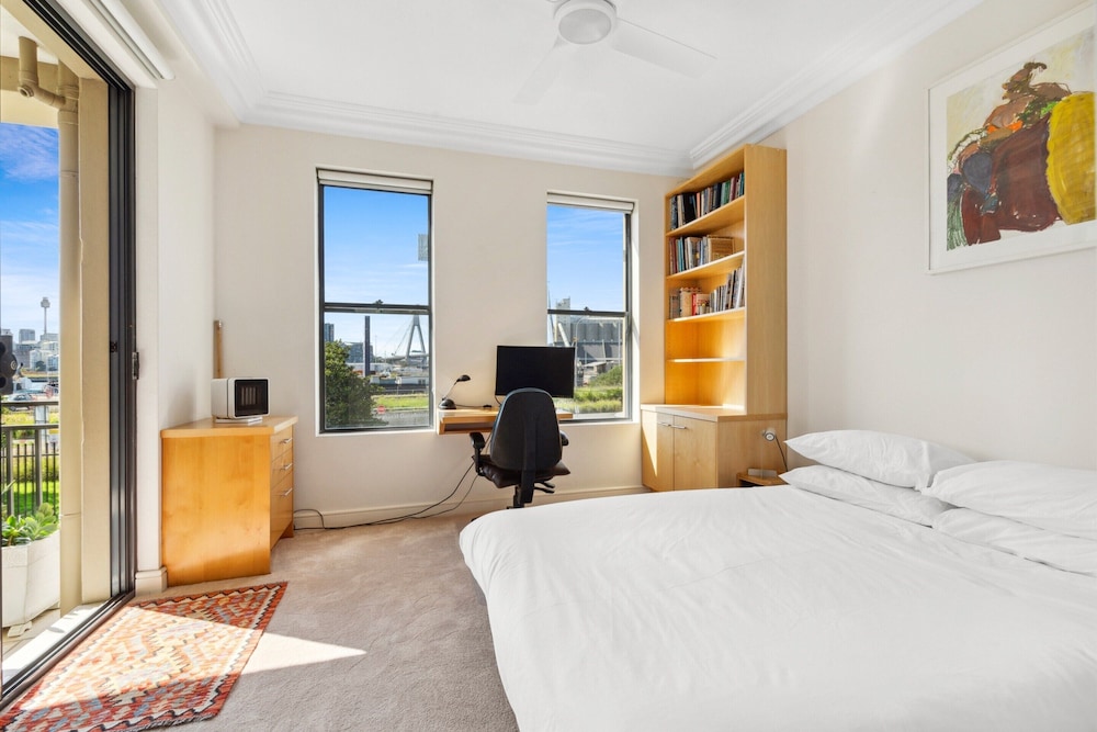 Elegant Stay in Balmain With Pool Access