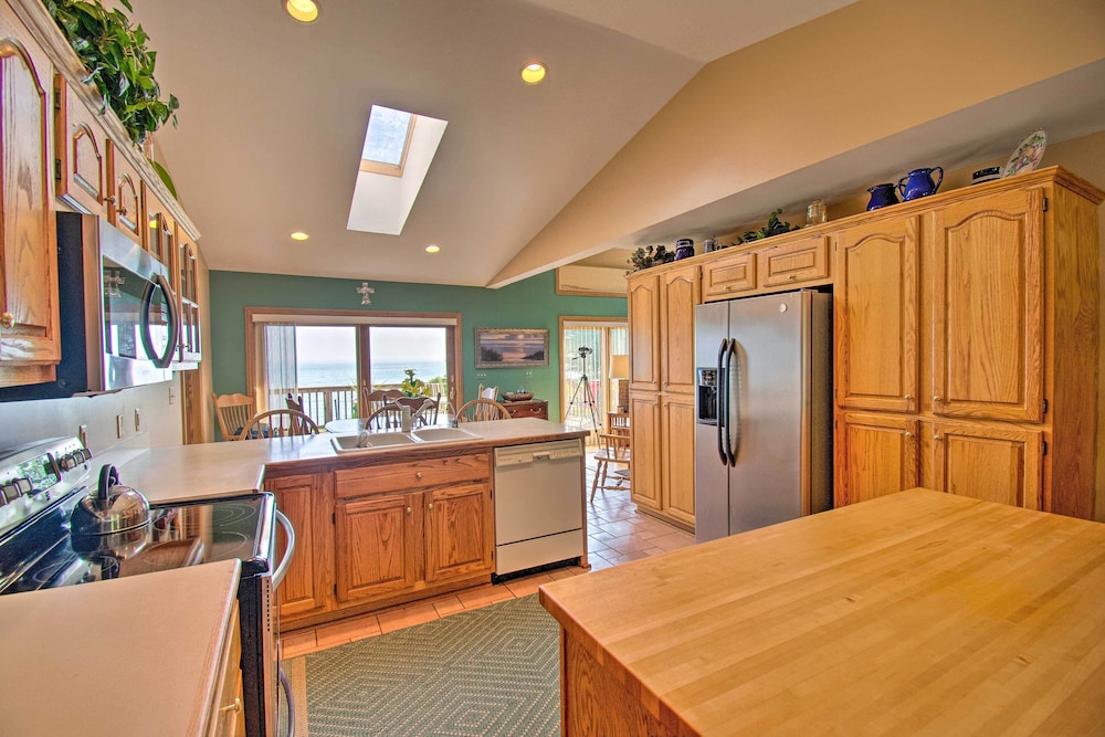 Large Family Home w/ Deck & Yard on Lake Huron