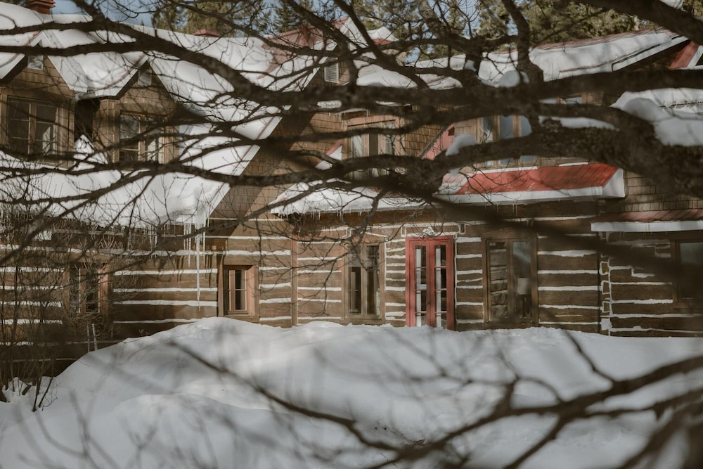 Manoir du Canard - 1800s Authentic Quebecois log Home With Modern Amenities