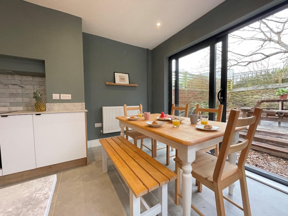 Bright Spacious Edwardian Townhouse w Garden view 4