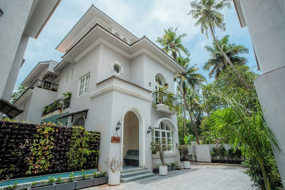 Esh Cottages Birch | Hillside 4-BHK Hideaway With Lush Garden, Common Pool, & Gaming Zone
