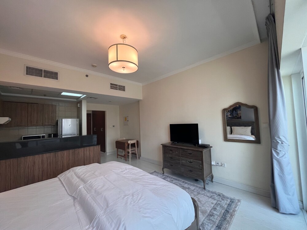 Stylish Studio With Balcony in Downtown Dubai